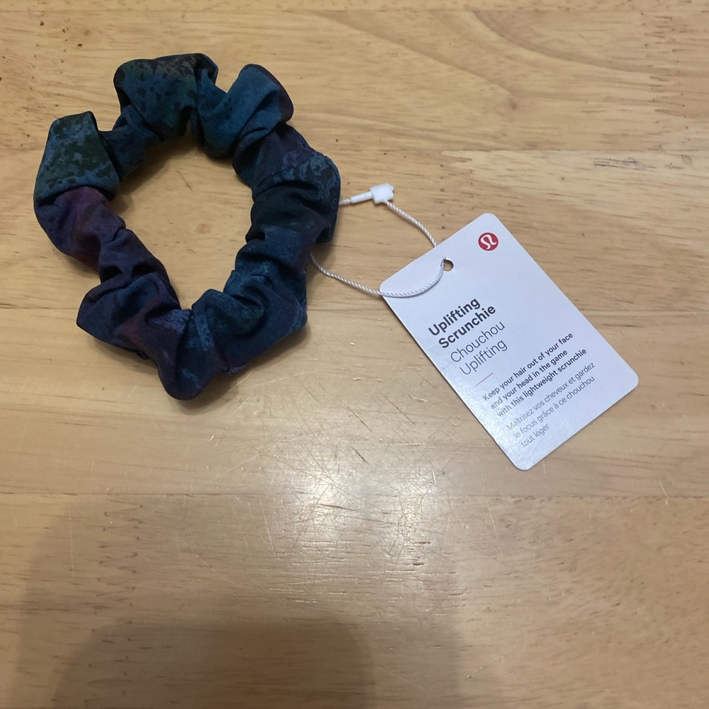 LULULEMON Uplifting Scrunchie NWT.